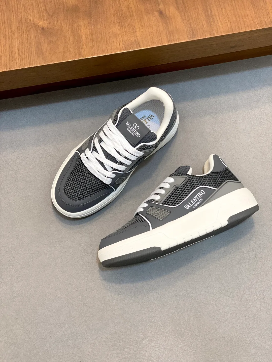 Men's shoes 💰660 Valentino/VALENTINO JOIE DE JOUER couple's low-top sneakers. This sneaker is made of splicing and is decorated with rubber VLOGO SIGNATURE details on the front. The upper is punched and the tongue is decorated with VLOGO SIGNATURE. Logo, with two-color rubber outsole, suede leather fabric lining, logo cowhide insole, fashionable and elegant style, comfortable and breathable for the upper foot, full of personality, and comes with a complete set of original packaging! Code number: 39-44 (38, 45 customized)